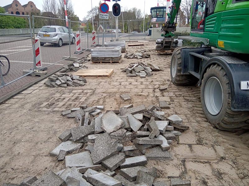 opbreken van betontegels in Zuid-Holland