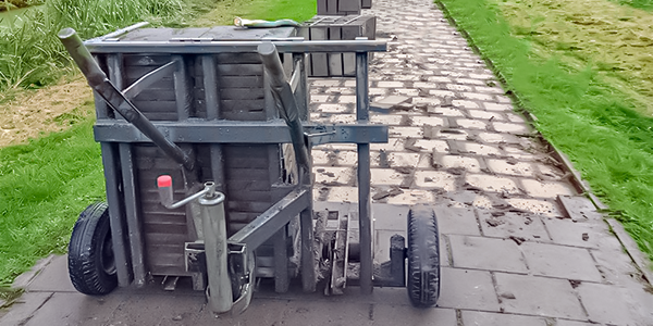 Pakketteren van betontegels in Zuid-Holland